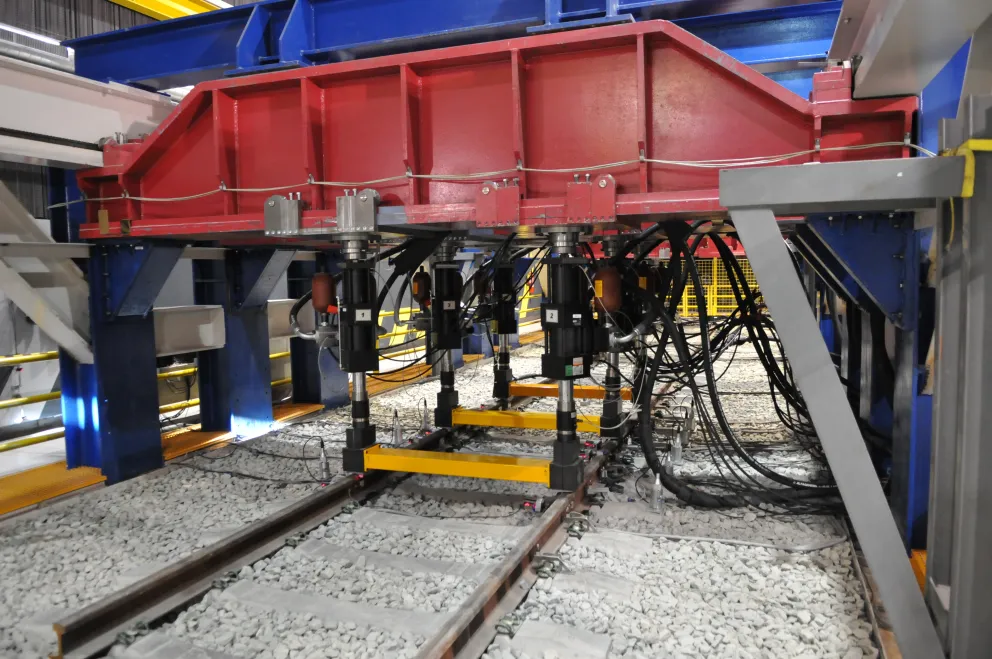 Detalle de los actuadores del cajón ferroviario