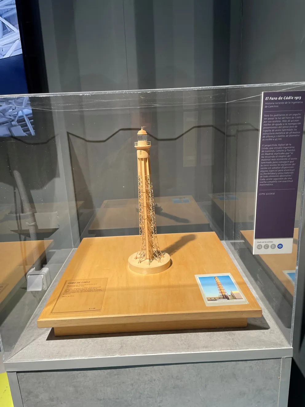 Maqueta Faro de Cádiz. Descripción larga a continuación.