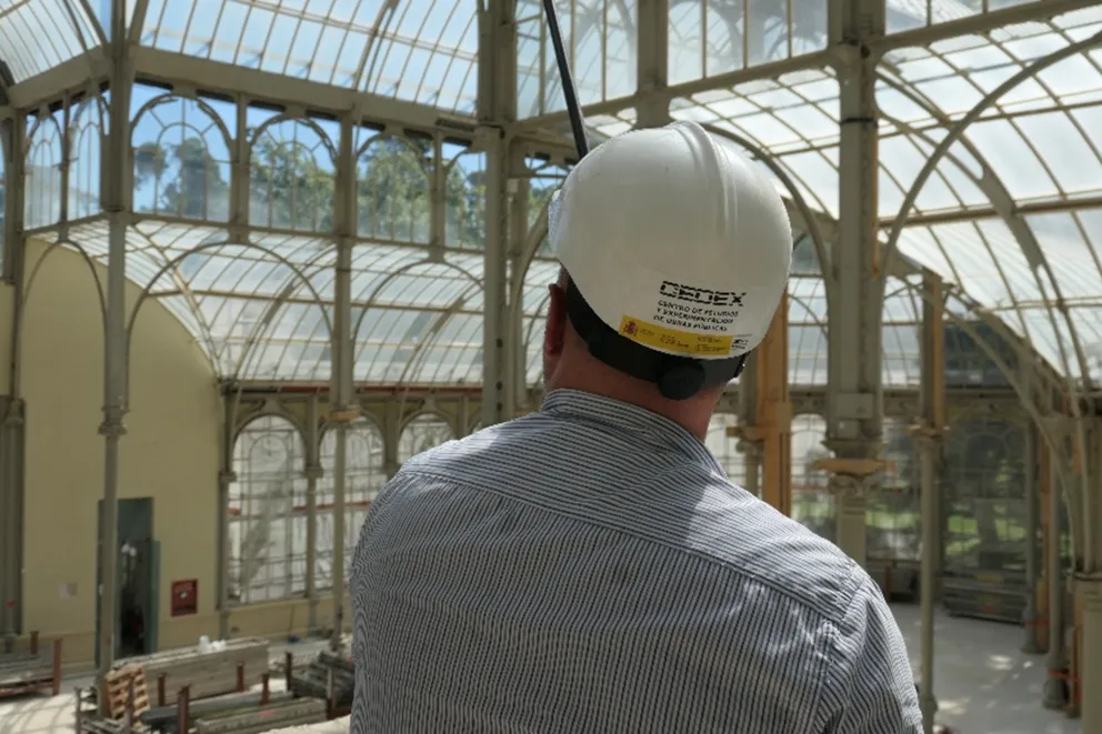 Técnicos trabajando en el Palacio de Cristal
