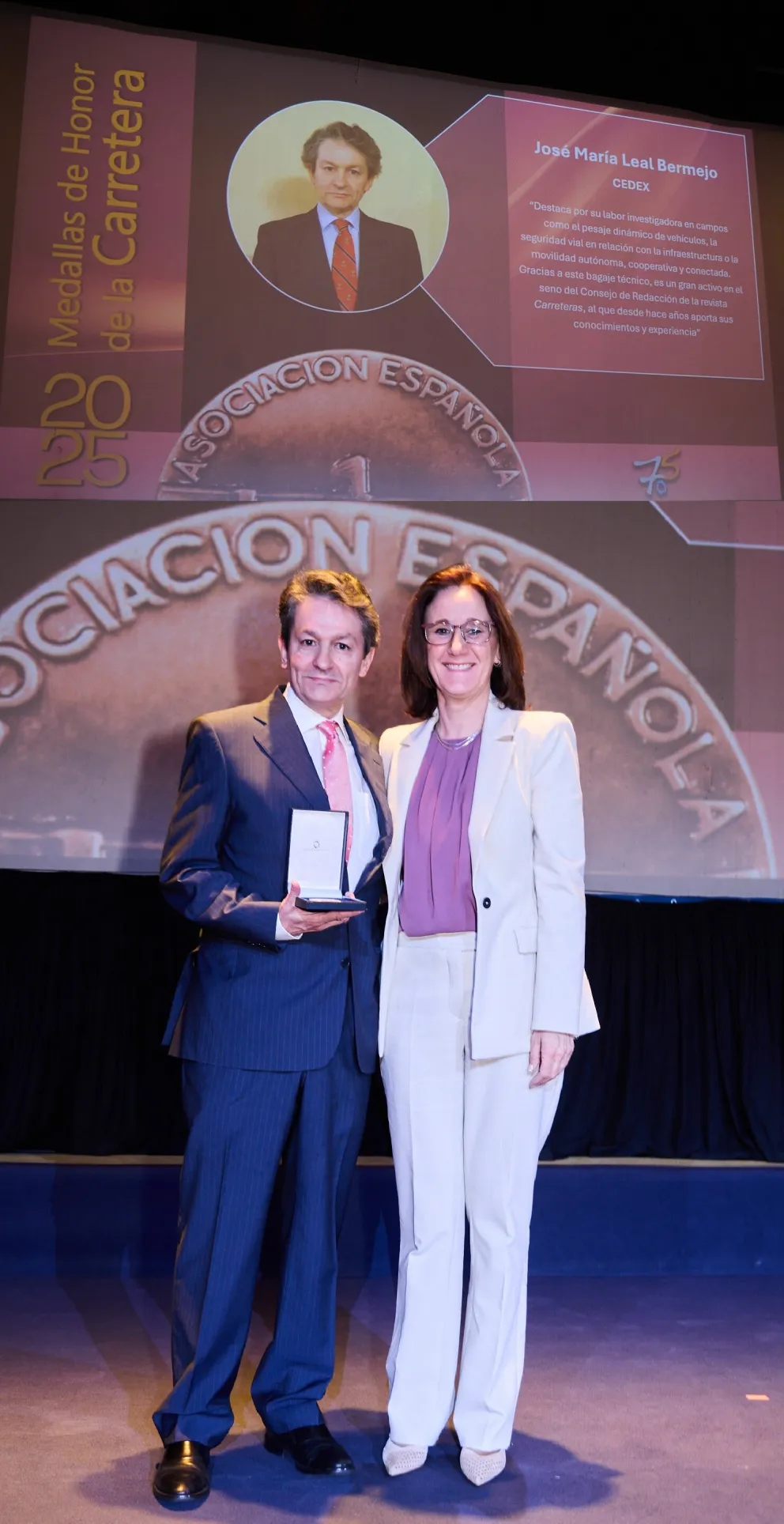 Entrega la medalla 2025 de la AEC al CEDEX