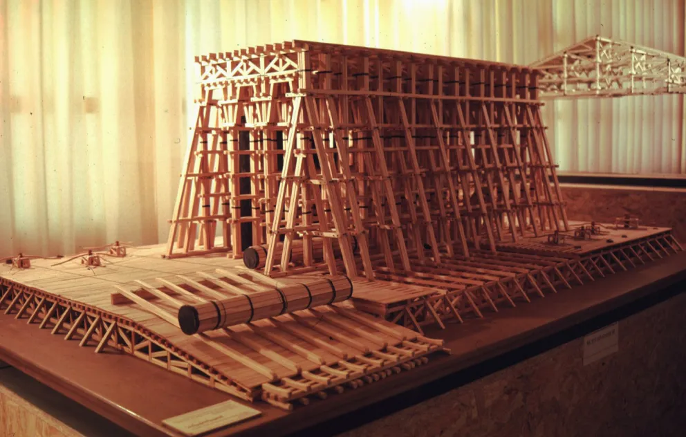 Maqueta de los andamios con columnas diseñados por Betancourt