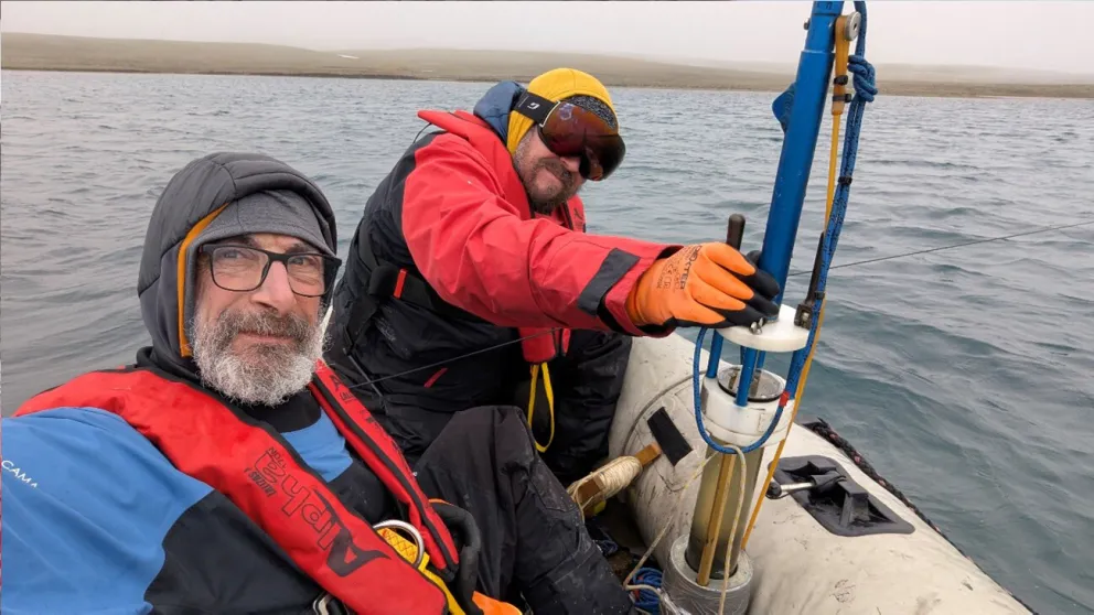 Obtención de un testigo de sedimento en el lago Limnopolar