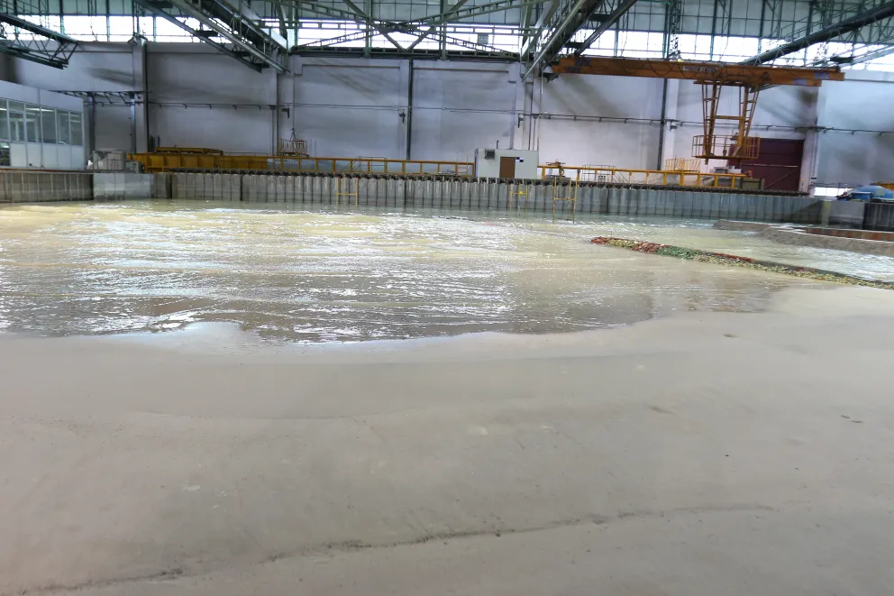 Modelo físico 3D a escala reducida de fondo móvil