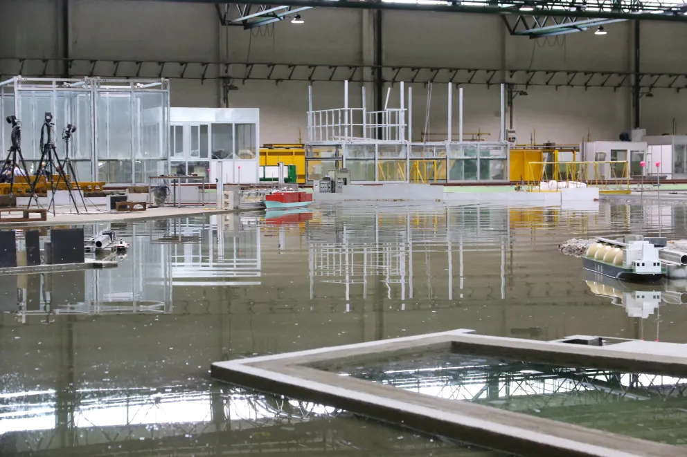 Modelo físico 3D, buques atracados