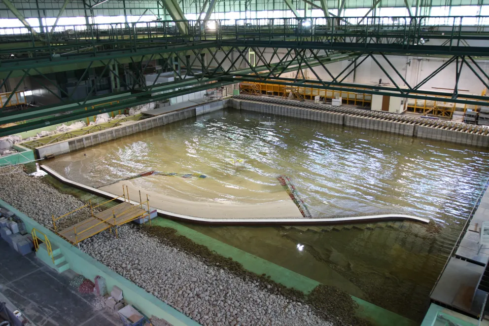 Tanque de oleaje multidireccional. CEPYC