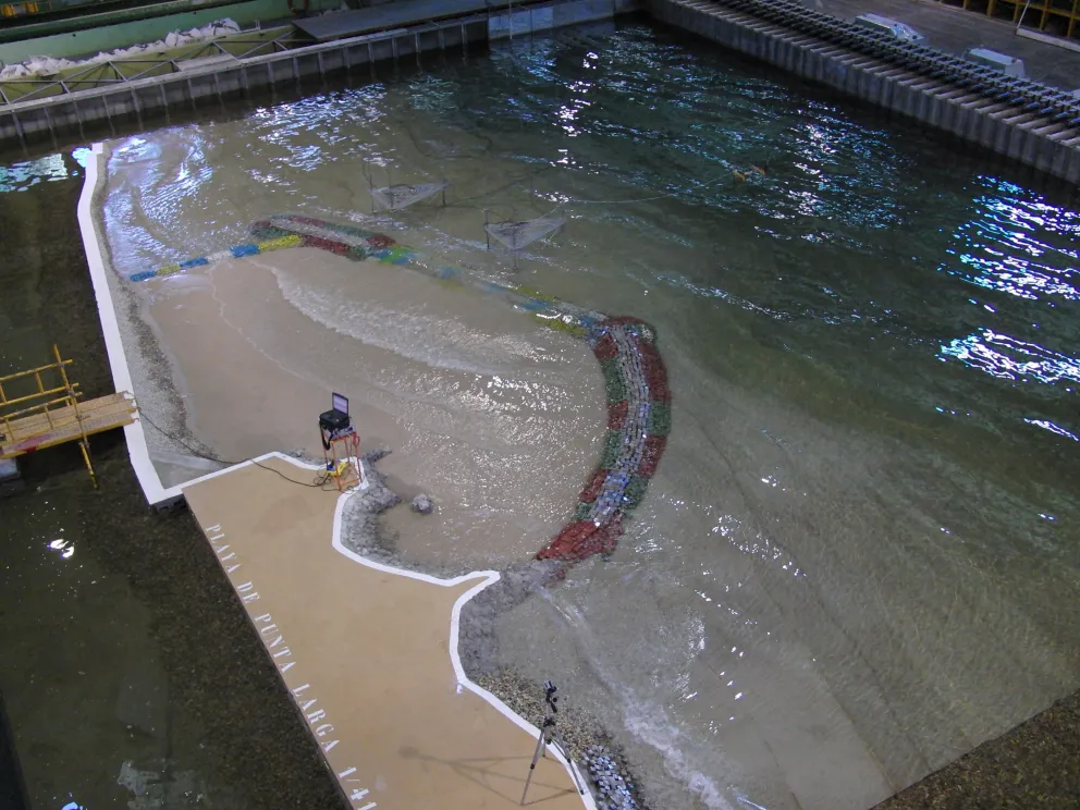 Modelo físico 3D a escala reducida de fondo móvil 