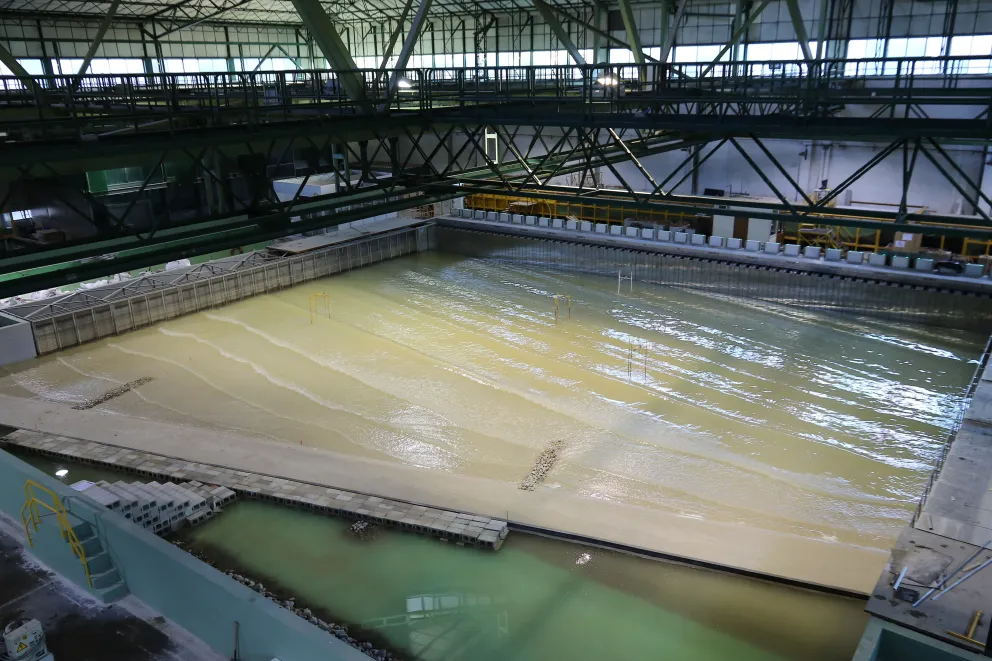 Tanque de oleaje multidireccional. CEPYC