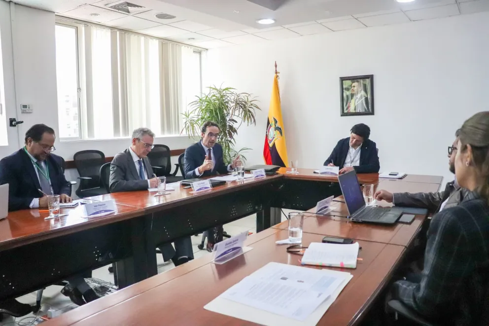 Representantes del Ministerio del Ambiente, Agua y Transición Ecológica de Ecuador con técnicos del CEH del CEDEX y de la AECID en Ecuador