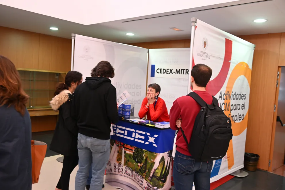 Vista del stand del CEDEX en la Feria de empleo de la fac. cc. físicas