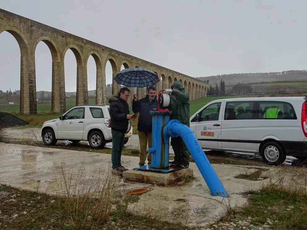 Toma de muestras en un sondeo de evacuación de lixiviados 
