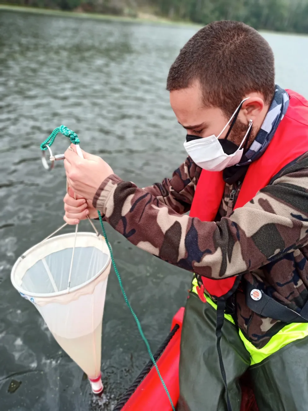 Toma de muestras en un río