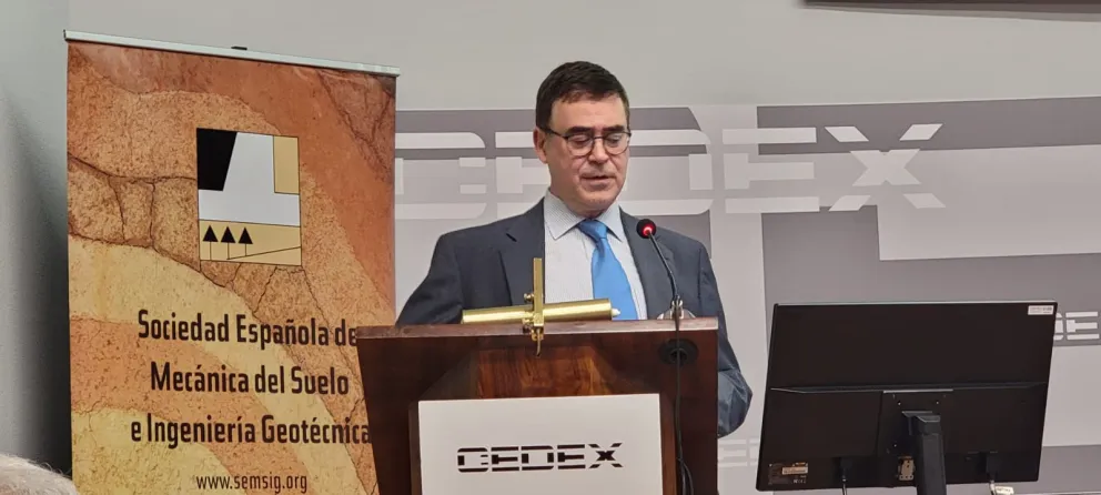 El director del LG impartiendo una ponencia