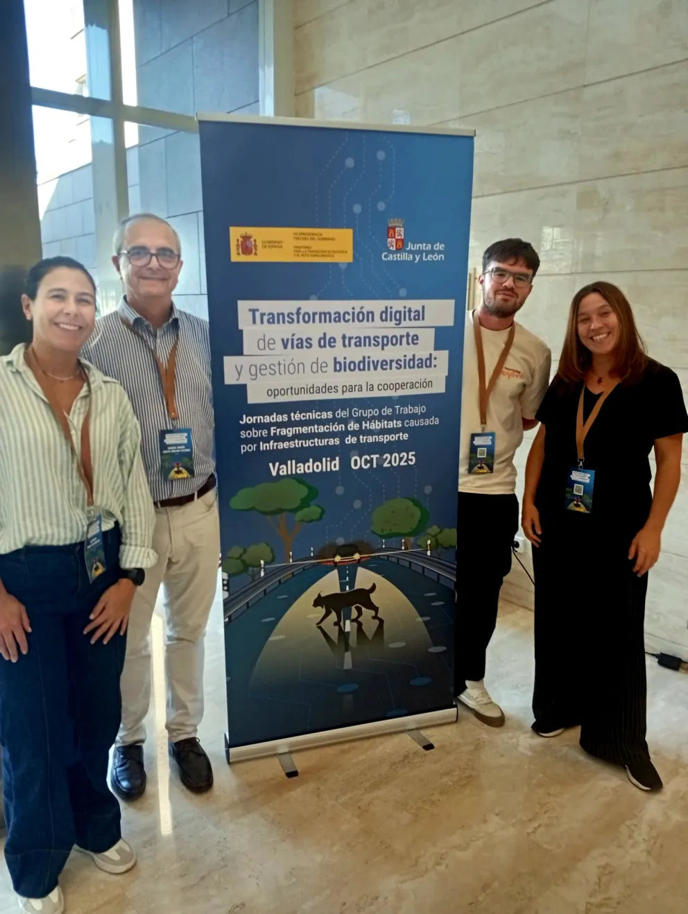 cuatro técnicos del CEDEX posan junto a un roll up sobre ingeniería ambiental