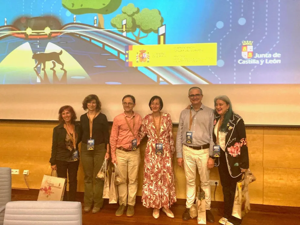 Seis técnicos de distintas instituciones posan frente a la pantalla de presentación de las jornadas