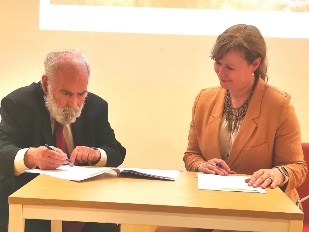 Leonardo Fernández Troyano y Áurea Perucho firman acuerdo de cesión