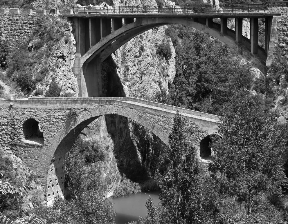 Imagen de dos puentes de épocas distintas 