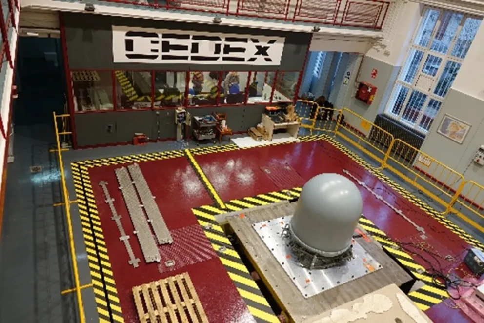 Ensayo en el simulador sísmico del CEDEX para Indra