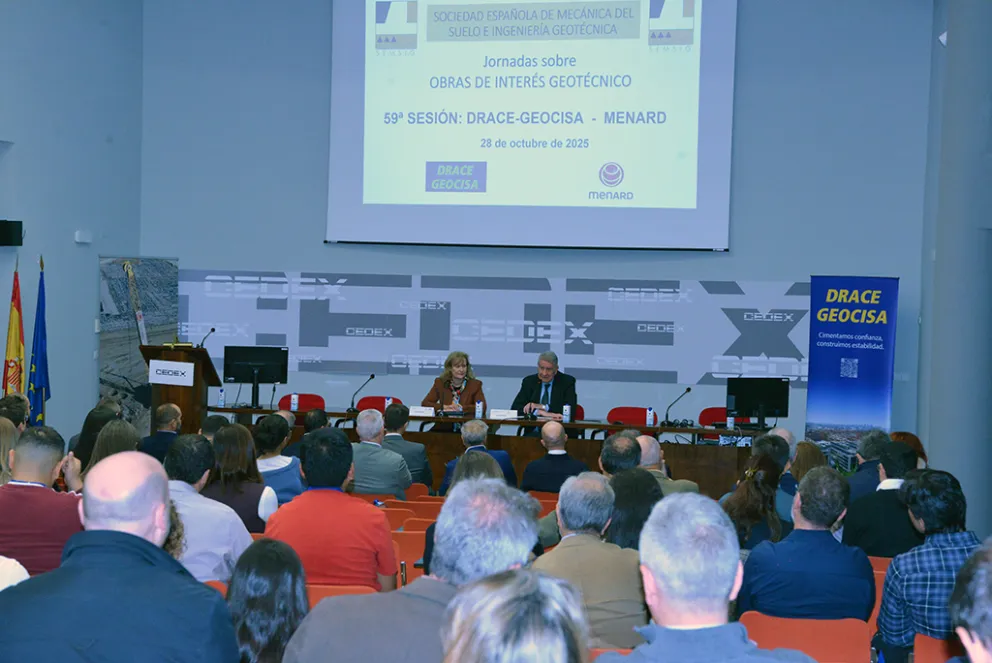 Salón de actos del CETA - CEDEX con mesa presidencial y asistentes sentados