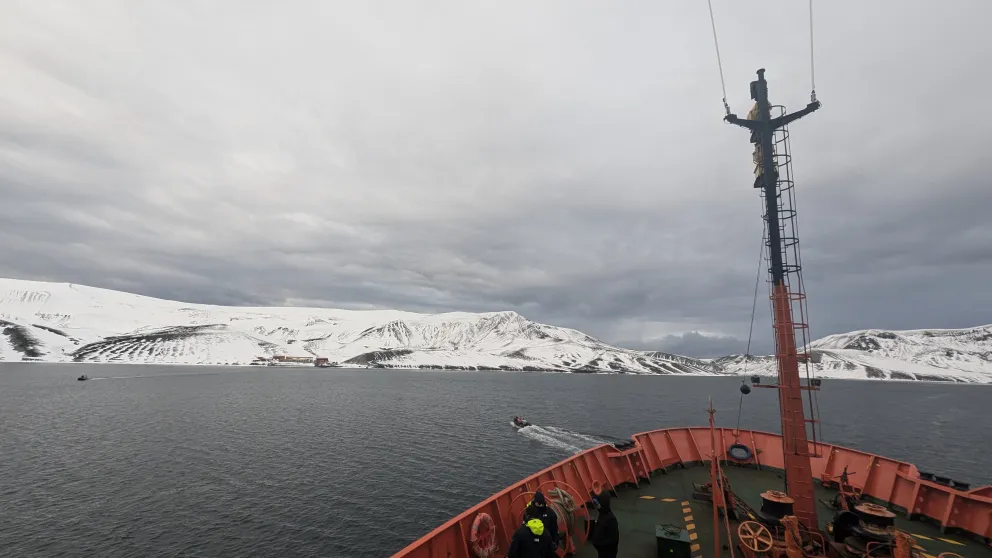 Barco camino de a Antártida