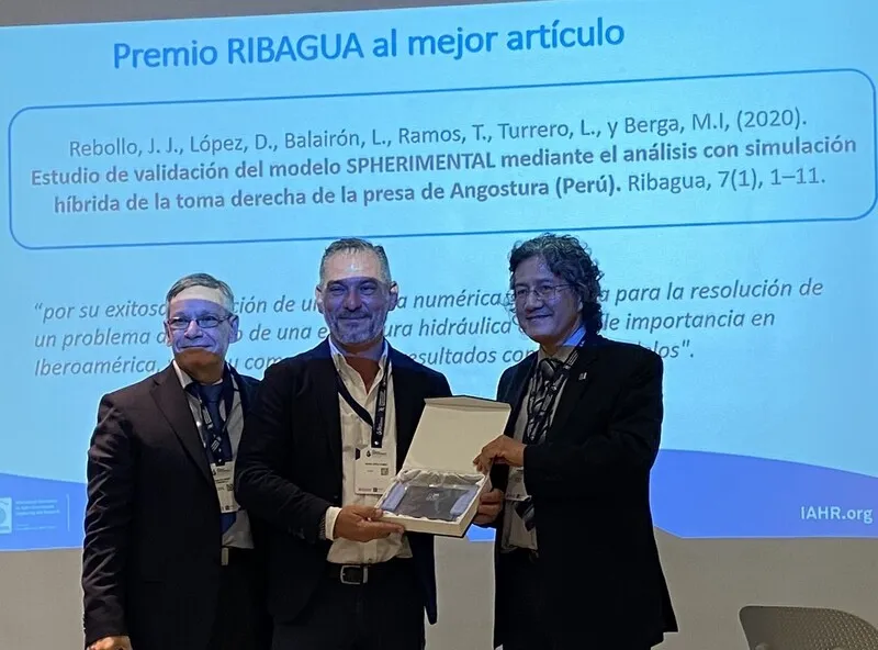 Recogen el premio RIBAGUA