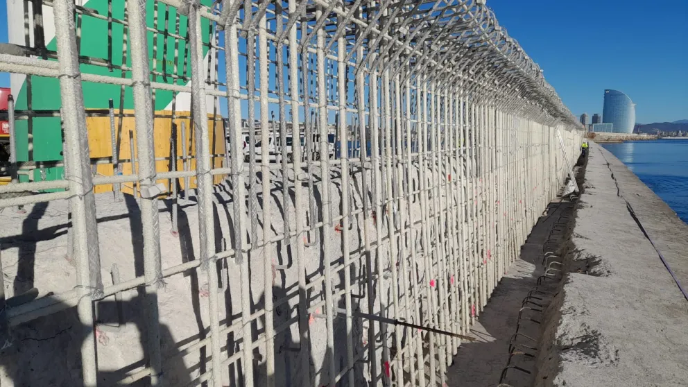 Espaldón del dique de la bocana norte del puerto de Barcelona en fase de ejecución con armaduras GFRP en 2024