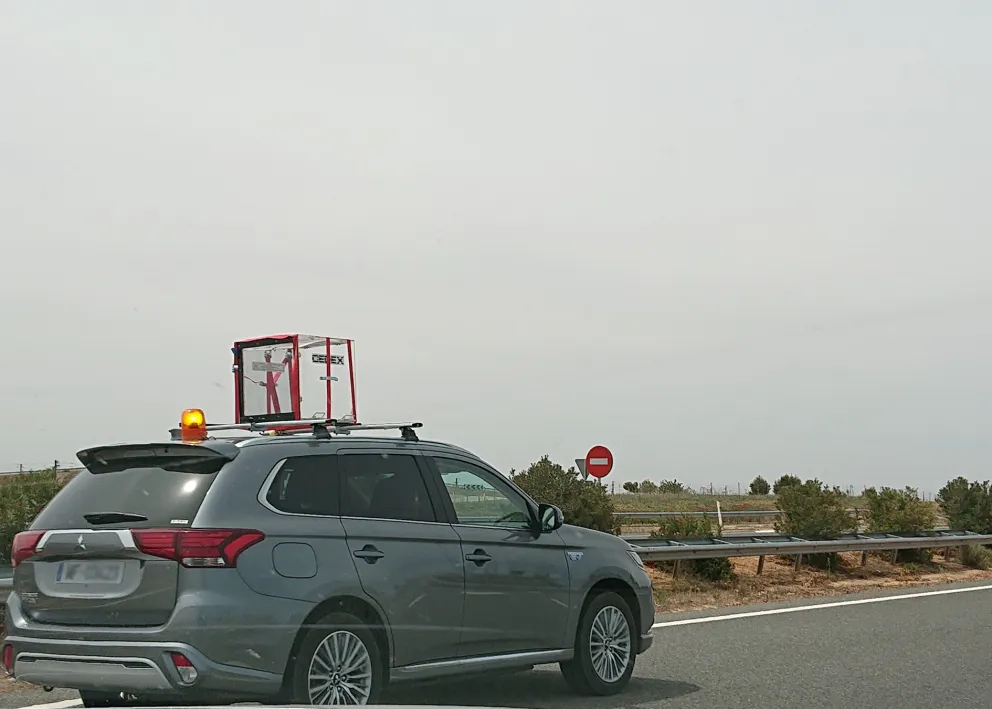 Vehículo de campo trabajando en carretera