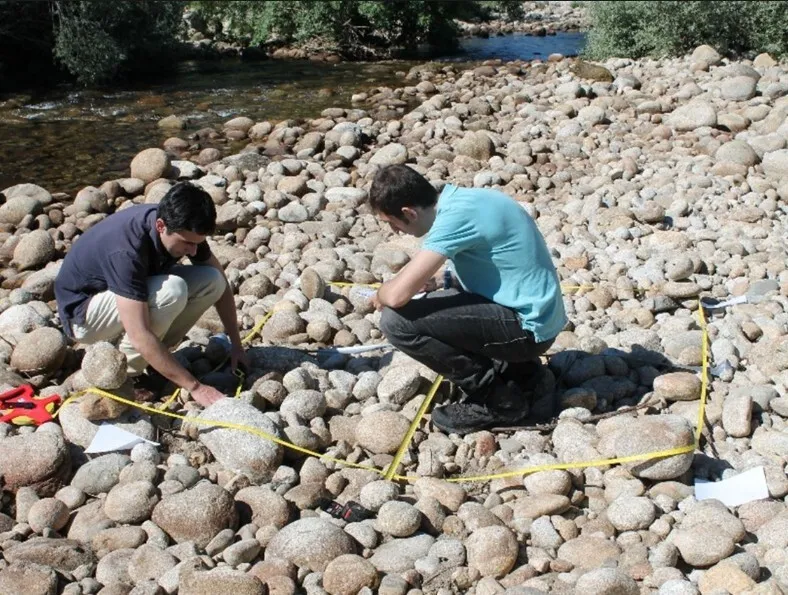 Trabajadores del estudio de sedimentos en el río Tiétar