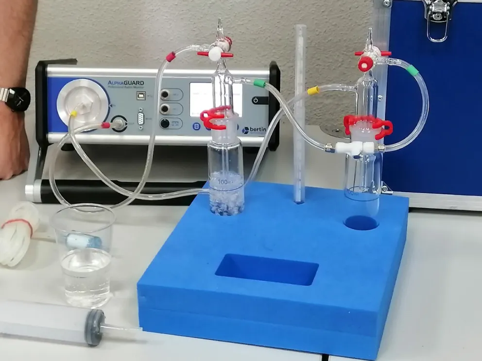 Taller Radón. Detalle medidor Gas Radón