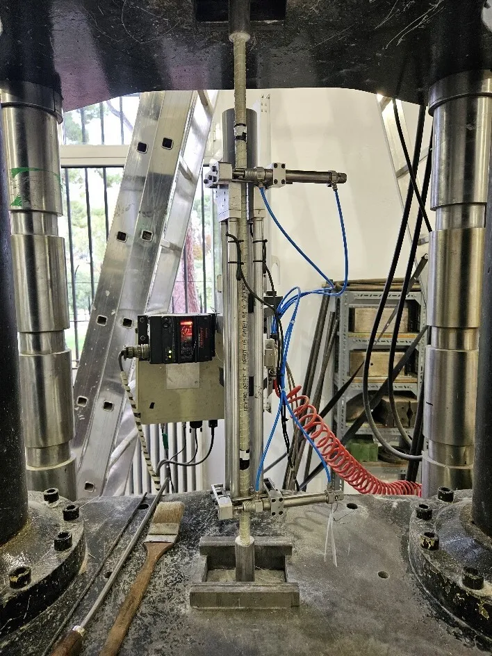 Disposición de ensayo de tracción de armadura GFRP 