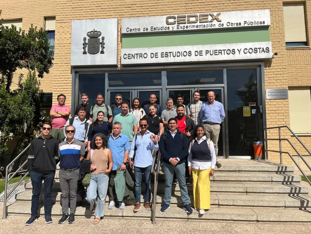 Visitantes en la entrada del CEPYC