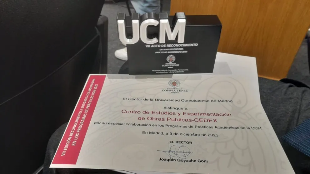 Un diploma donde la Facultad de Ciencias Físicas de la Universidad Complutense de Madrid le concede un reconocimiento al CEDEX y un obsequio conmemorativo
