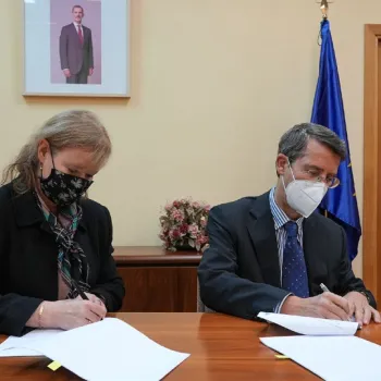 La Directora del CEDEX, Áurea Perucho, y Francisco Javier Puerta Arrúe, heredero de Ángel Arrúe Astiazarán