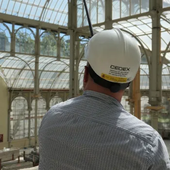 Técnicos trabajando en el Palacio de Cristal