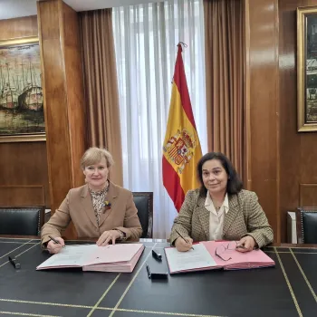 Sentadas a una mesa la directora del CEDEX y la presidenta de SASEMAR firman unos papeles