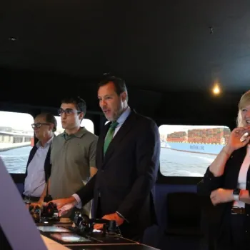El Ministro de Transportes en el Simulador de Maniobra de Buques del CEPYC