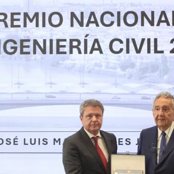 El Secretario de Estado entregando el premio a José Luis Japón Manzanares