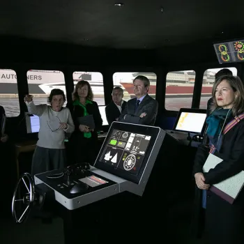 Miembros del Consejo del CEDEX en el simulador de maniobras del CEDEX