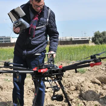Técnico trabajando con un dron