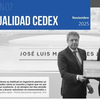 Portada del boletín de actualidad CEDEX número 7 donde se ve a dos hombres uno entregándole un premio a otro