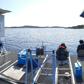 Técnicos del Centro de Estudios Hidrográficos realizando un ensayo en un barco en altamar