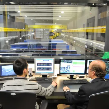 personal trabajando en el cajón ferroviario