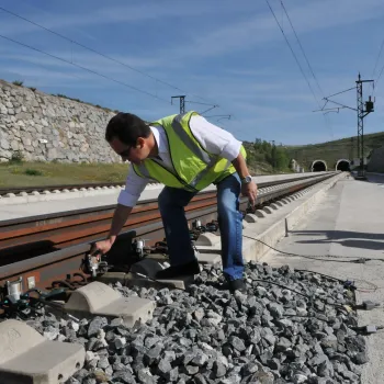 tecnico trabajando via ferroviaria