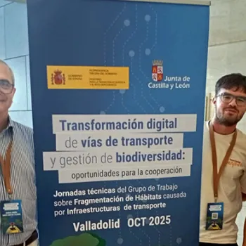 cuatro técnicos del CEDEX posan junto a un roll up sobre ingeniería ambiental