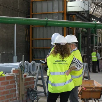 Trabajadores en el Laboratorio de Hidráulica