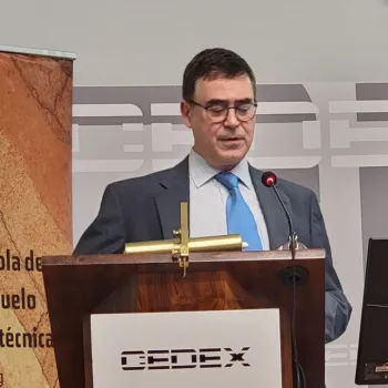 El director del LG impartiendo una ponencia