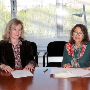 Momento de la firma de cesión retrato MLP