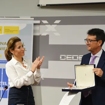 La Ministra entregando el premio al galardonado