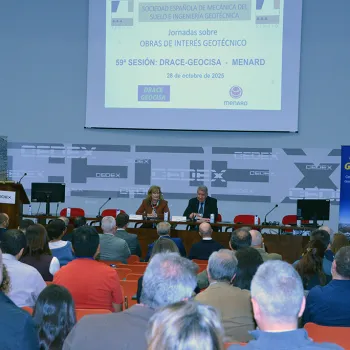 Salón de actos del CETA - CEDEX con mesa presidencial y asistentes sentados