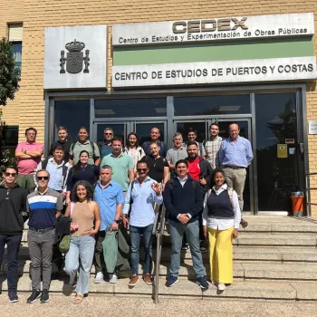 Visitantes a la entrada del CEPYC