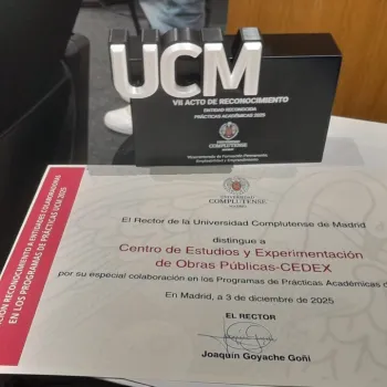 Vista del diploma donde se nombre al CEDEX como reconocido por la Facultad de Ciencias Físicas de la Universidad Complutense de Madrid y el obsequio conmemorativo